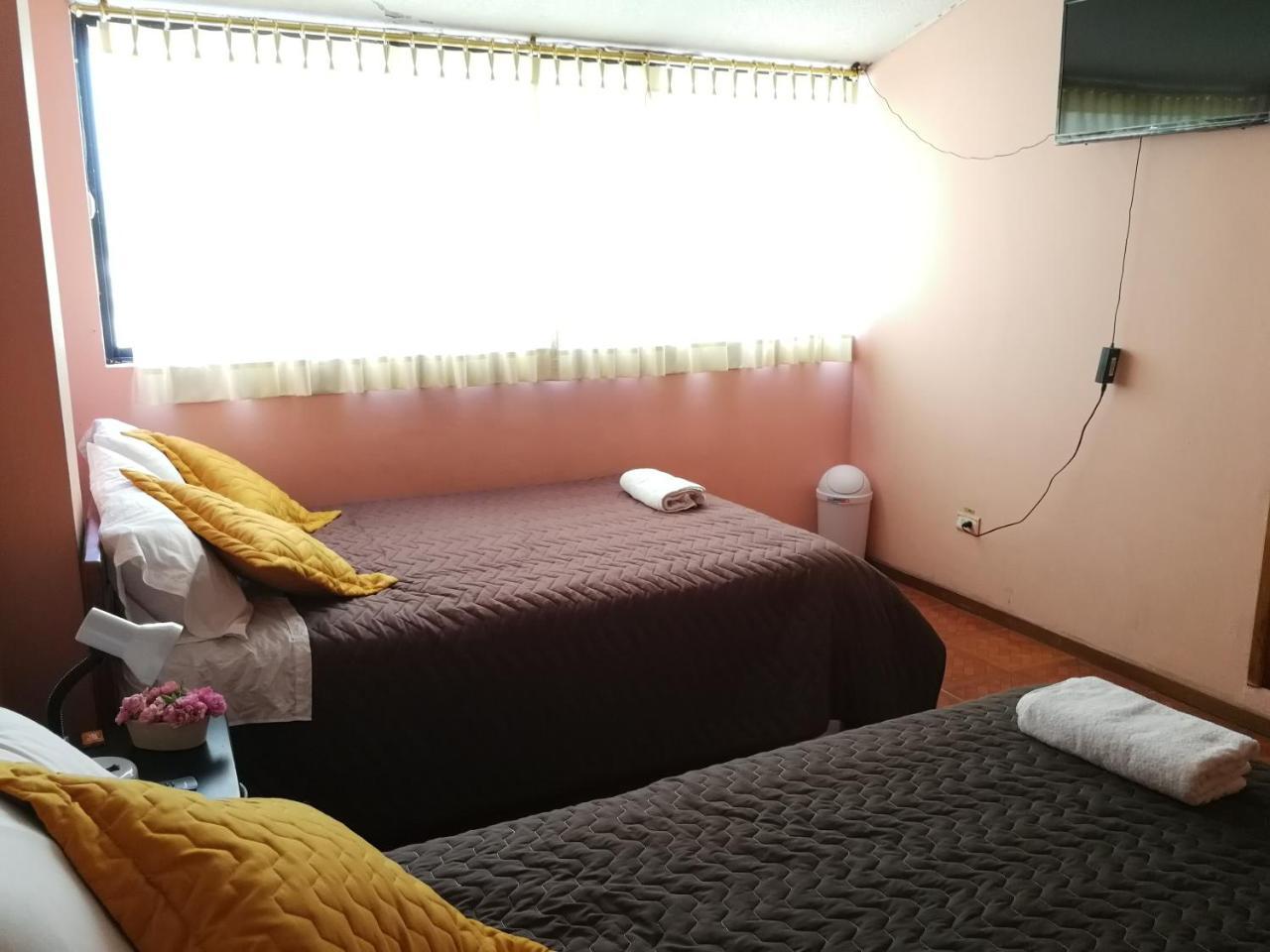 Chapelet Hostal Tababela Eksteriør billede