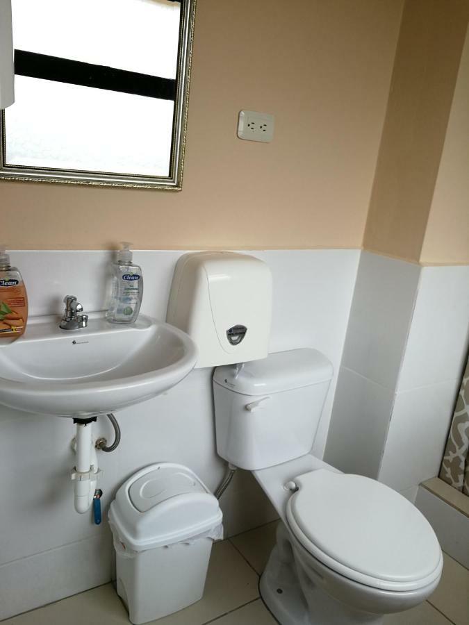 Chapelet Hostal Tababela Eksteriør billede