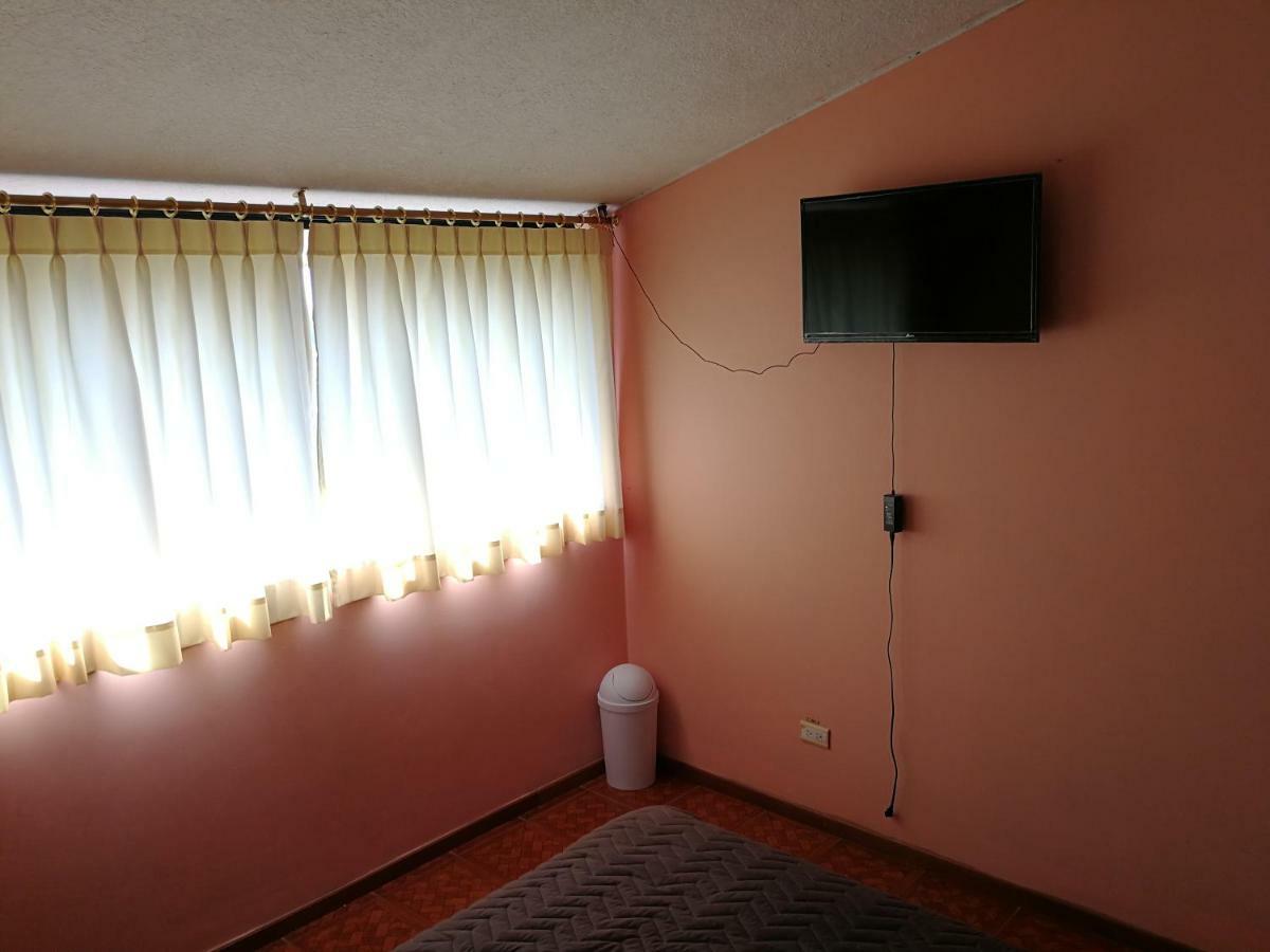 Chapelet Hostal Tababela Eksteriør billede